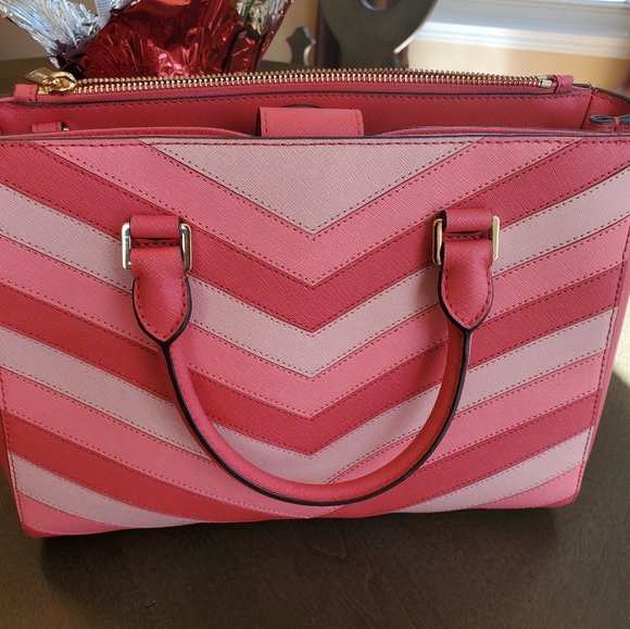 Authentic Michael Kors Chevron handbag. - Picture 2 of 7